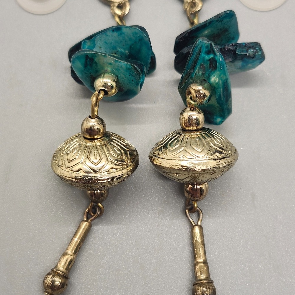VINTAGE GREEN STONE LONG HANGING EARRINGS - Picture 4 of 4
